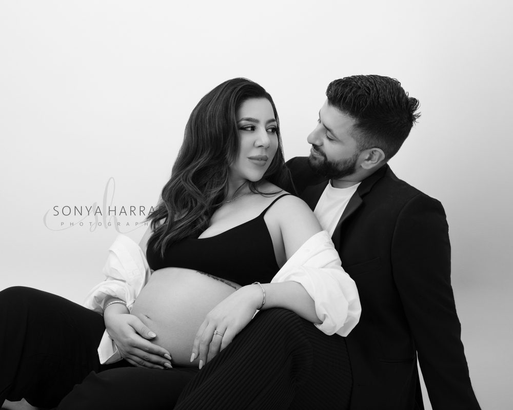 Simple Black and white maternity photos