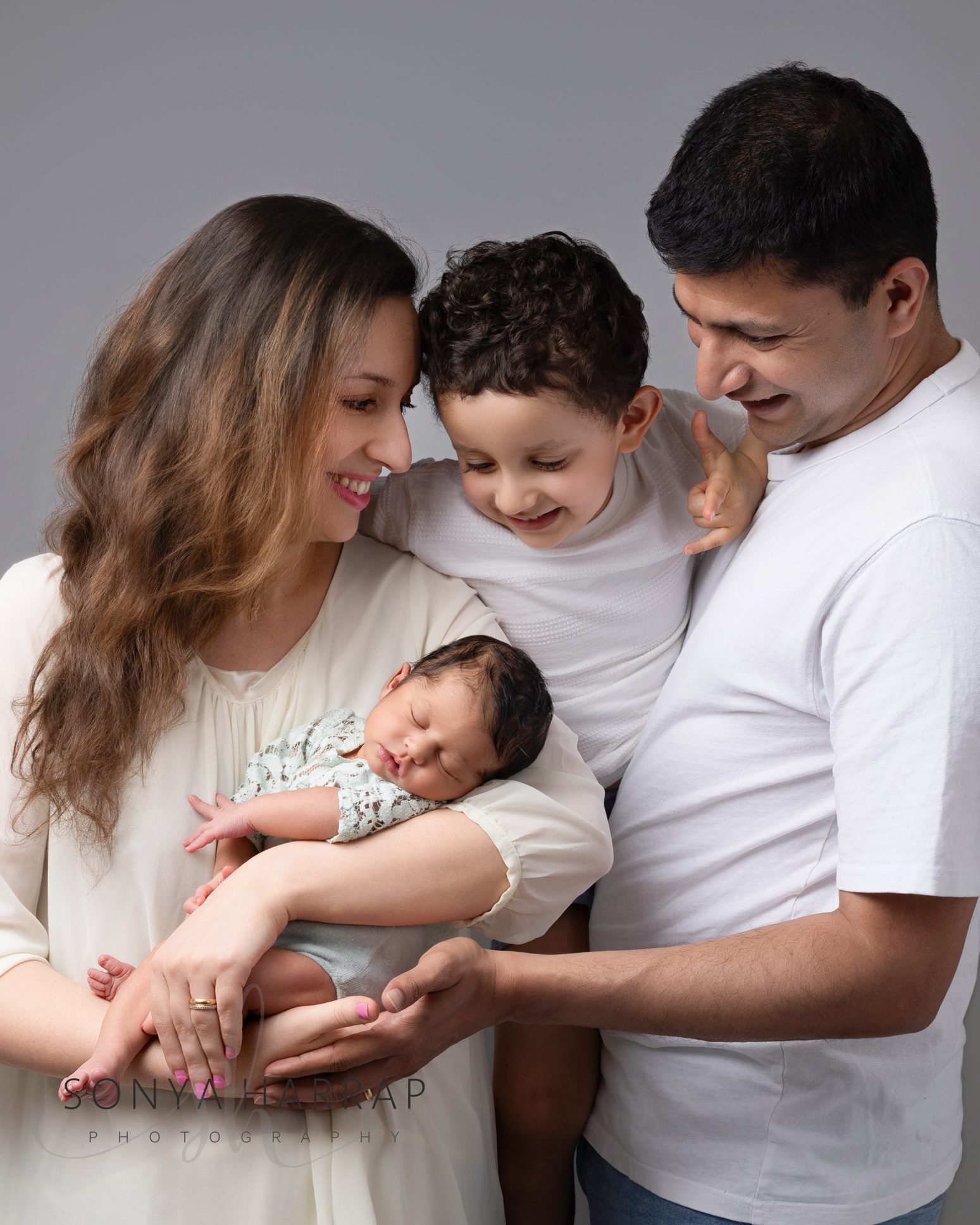 newborn photoshoot with family and big brother